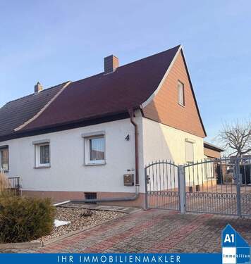 Hausansicht - Halle Rosengarten: Gemütliche Doppelhaushälfte mit EBK, Garage und großzügigem Grundstück