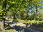Zufahrtsstraße und Blick auf Alte Ärzte Villa - 4 Zimmer Terrassenwohnung in Bayreuth