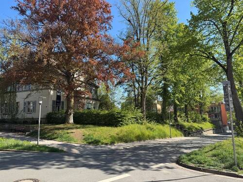 Blick auf Grundstück und Alte Ärzte Villa - 
