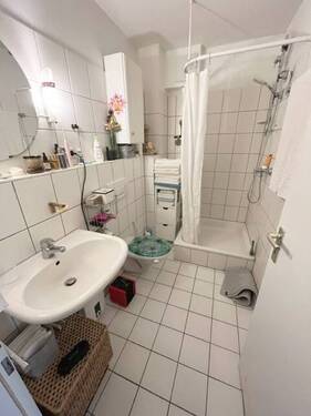 Badezimmer - Etagenwohnung mit 45,80 m&sup2; in Düsseldorf zum Kaufen