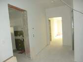 Flur mit Blick ins Badezimmer - Terrassenwohnung mit 124,30 m&sup2; in Bad Bocklet zur Miete