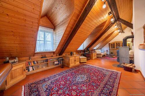 Einheit im Obergeschoss: weitläufiger Wohnbereich - 