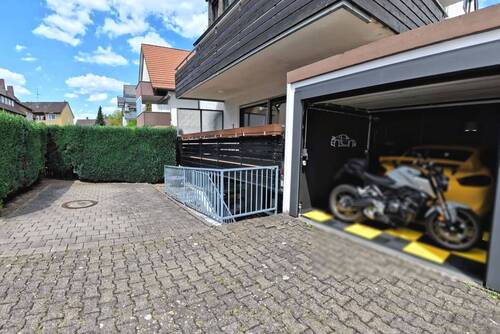Garage und PKW-Stellplatz - 
