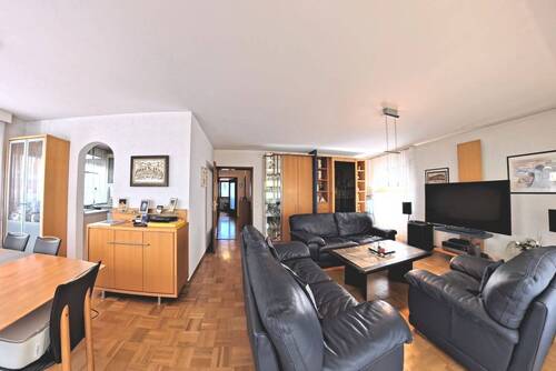 Wohn- und Esszimmer - 4-Zimmer Wohnung mit 2 Balkonen und Garage in Leinfelden!