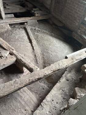 Gewölbe freigelegt mit Blick zum Keller - 