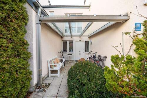 halbüberdachter Hauseingang - 6 Zimmer Reihenmittelhaus zum Kaufen in München