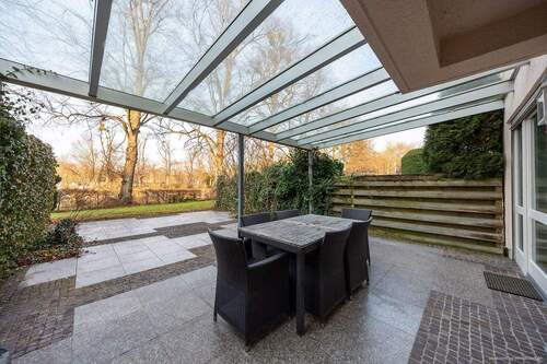 halbüberdachte Terasse - 