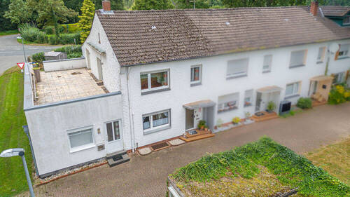 Vorderansicht - Renoviertes Reihenendhaus mit separatem Appartement und Garage!