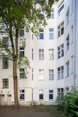Innenhof - Altbau-Investment mit Kiezcharme in urbanem Neukölln - 1-Zimmer-Wohnung nahe Weigandufer!