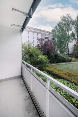 Loggia mit Blick in den begrünten Hof - 