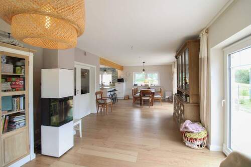 offenes Wohnzimmer mit Kamin - 5 Zimmer Einfamilienhaus zum Kaufen in Ückeritz