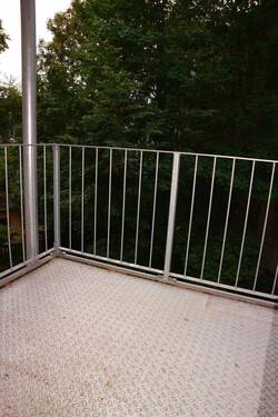 Balkon - WG-gerechts im 2. OG *moderne Bodenbeläge - Eckbadewanne - Balkon - Innenstadtnähe*