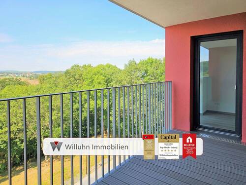 Großzügiger Balkon - Titelbild - Schöne Neubau-Wohnung am Waldrand mit Westbalkon l Wärmepumpe l Fußbodenheizung