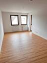 Wohnzimmer mit Zugang Balkon - Etagenwohnung mit 47,00 m² in Wolfsburg zur Miete