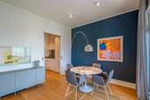 Wohnzimmer mit Zugang zur Küche - 2 Zimmer Etagenwohnung in Berlin