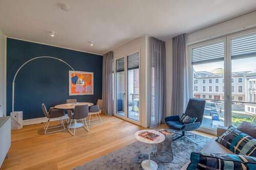 Wohnzimmer mit Zugang zur Loggia - Etagenwohnung mit 65,00 m² in Berlin zur Miete