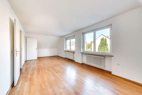 Zimmer_im_Dachgeschoss - Einfamilienhaus mit 201,00 m&sup2; in München zum Kaufen