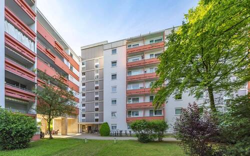 Außenansicht Garten - Komfortables Wohnen im Erdgeschoss: 3-Zimmer-Wohnung mit Gartenanteil