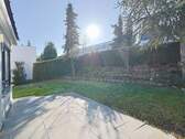 Sonnige Terrasse mit Blick in den Garten - 
