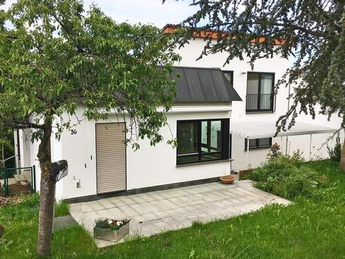 Hausansicht vom Garten mit schöner Terrasse - 