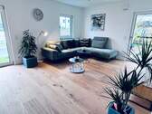 Wohnzimmer - Provisionsfreie ETW mit Garten und Balkon * KfW 40 PV+Batterie * hochwertig * EBK * Bahnhofsnähe *