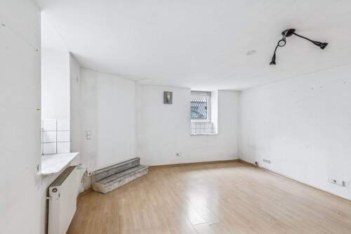 Wohnzimmer - Sanierungsbedürftige 2-Zimmer-Wohnung mit Potenzial in Stuttgart-West