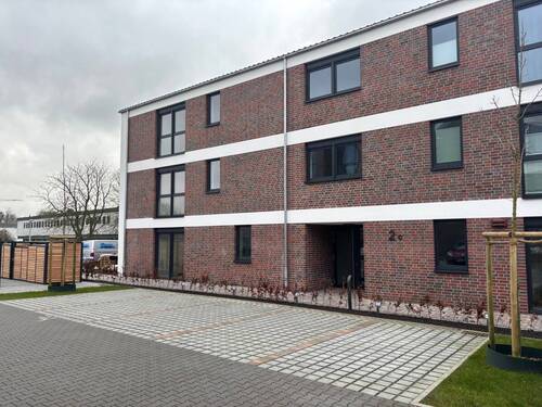 Parkplatz und Eingang - 