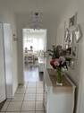 Flur mit Blick in den Wohn-Essbereich - 
