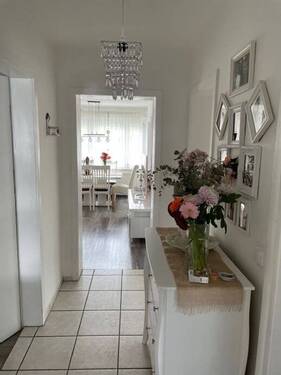 Flur mit Blick in den Wohn-Essbereich - 