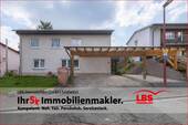 Frontansicht - Gepflegtes Zweifamilienhaus mit Garten, Terrasse & großem Carport in ruhiger Lage