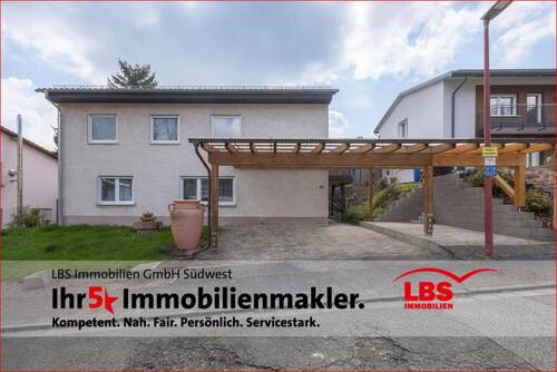 Frontansicht - Gepflegtes Zweifamilienhaus mit Garten, Terrasse & großem Carport in ruhiger Lage