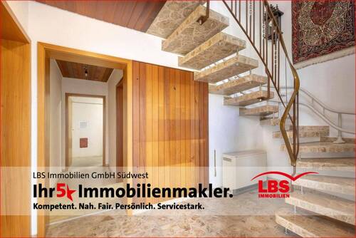 Eingangsbereich mit Treppenaufgang - 7 Zimmer Mehrfamilienhaus, Wohnhaus zum Kaufen in Rockenhausen