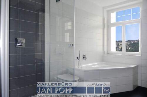 Tageslichtbad mit Eckwanne, Duschkabine und Badmöbeln - Etagenwohnung mit 84,00 m&sup2; in Greiz zur Miete