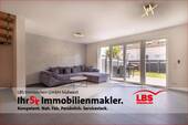 Wohnzimmer mit Blick auf die Terrasse - 