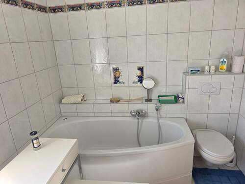Bad mit Wanne - 