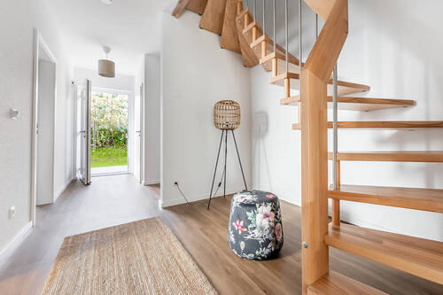 Flur mit Treppe ins OG - 