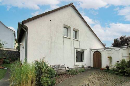 seitliche Hausansicht mit Zugang zum Garten - 