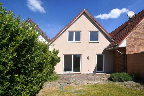 T2367 Außenansicht Garten - Gemütliches Reihenhaus in Varrel mit Terrasse und Keller