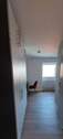 Blick Richtung Wohnbereich mit Stauraum links - 