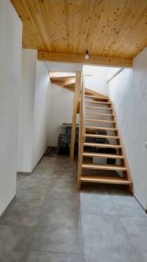 Gang mit edler Massivholztreppe zum OG - 