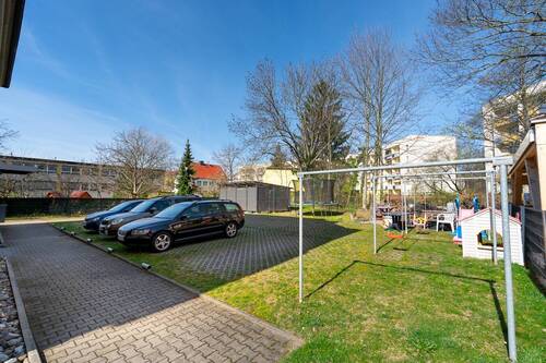 Grundstück mit Stellplätzen und Gartennutzung - 