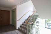 Treppenhaus und Aufzug - 