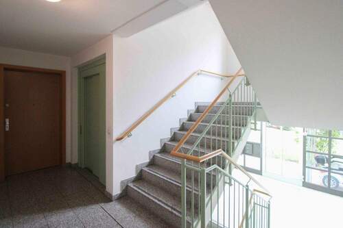 Treppenhaus und Aufzug - 