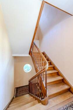 Treppenhaus - Mehrfamilienhaus, Wohnhaus mit 180,00 m² in Stuttgart / Feuerbach zum Kaufen