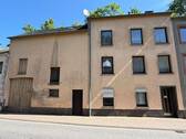 Vorderansicht - Sanierungsbedürftiges Einfamilienhaus mit großer Scheune und kleinem Innengarten.