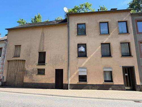 Vorderansicht - Sanierungsbedürftiges Einfamilienhaus mit großer Scheune und kleinem Innengarten.