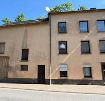 Sanierungsbedürftiges Einfamilienhaus mit großer Scheune und kleinem Innengarten. - Neuerburg