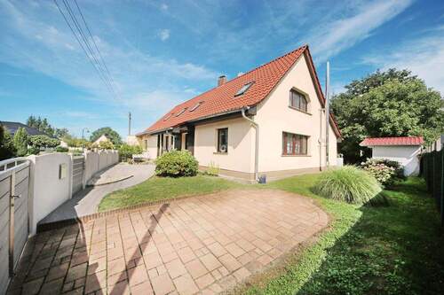 Blick auf das Haus und Grundstück - 