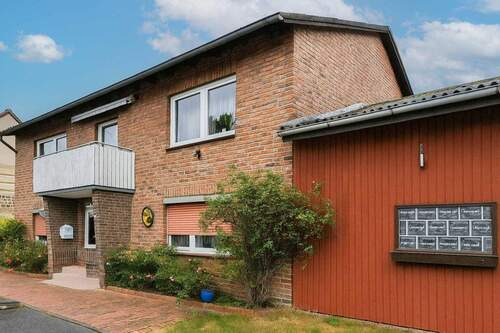 Aussenansicht - Zweifamilienhaus mit effizienter Nahwärme und flexiblem Wohnkonzept in Wahrenholz
