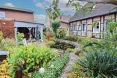 Gartenteich_Terrasse - 8 Zimmer Mehrfamilienhaus, Wohnhaus zum Kaufen in Wahrenholz